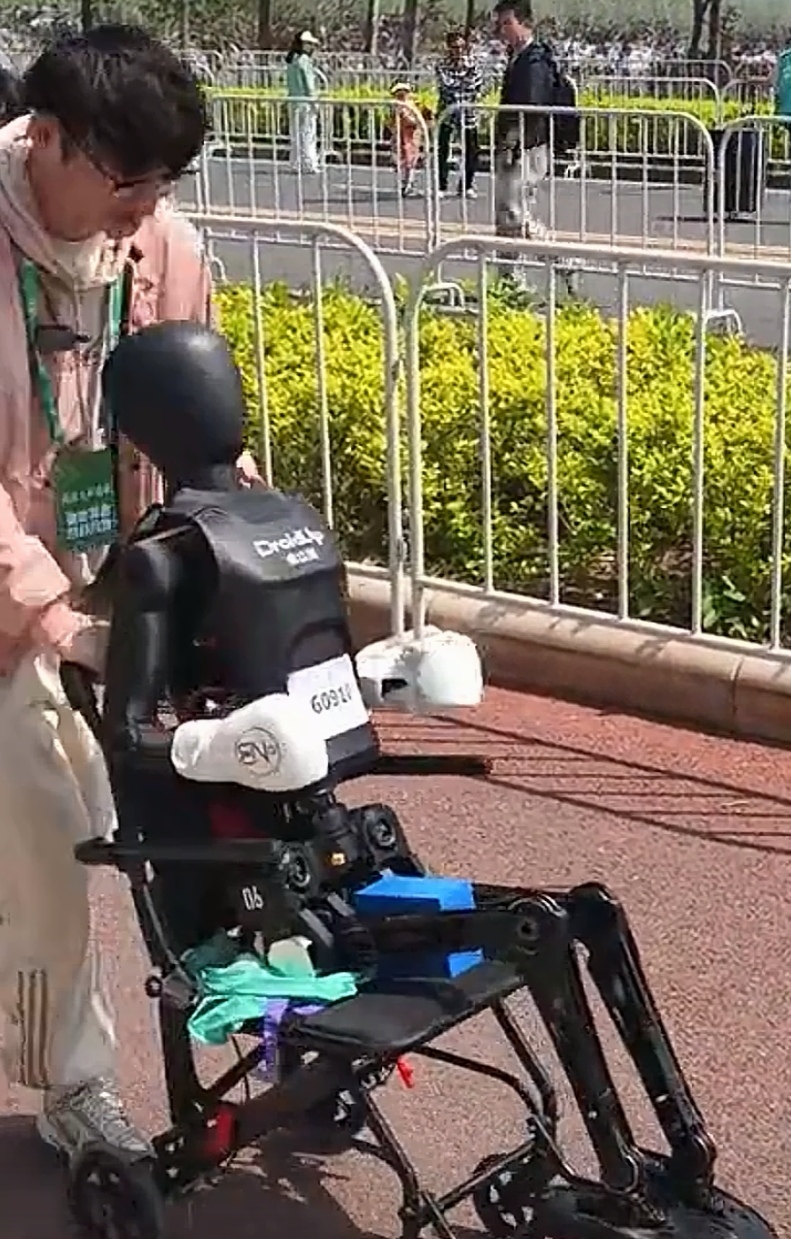 费耶诺德训练开放日,今晨队长鼓劲引欢呼,意大利杯在即,团队化学反应显著 费耶诺德训练开放日,今晨队长鼓劲引欢呼,意大利杯在即,团队化学反应显著